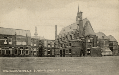 602180 Gezicht op de achtergevel van het St.- Antoniusziekenhuis (Prins Hendriklaan 40) te Utrecht met rechts de ...